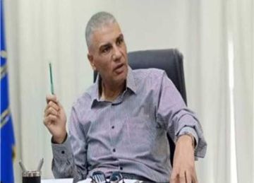 محافظ أسوان يزور ضابط شرطة أصيب في مواجهات مع الخارجين عن القانون