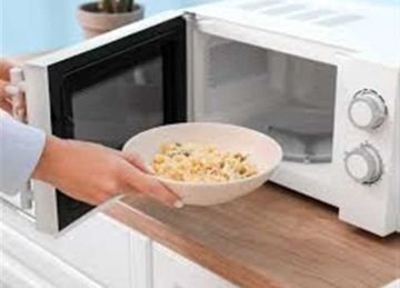 احذريهم .. 10 أطعمة تتحول إلى سموم عند تسخينها بالميكروويف احذريهم .. 10 أطعمة تتحول إلى سموم عند تسخينها بالميكروويف