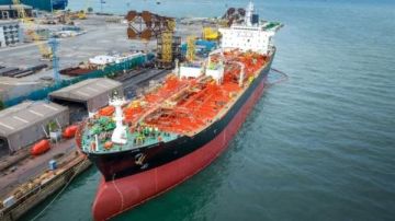 الإمارات تكشف سبب تصادم سفينتين قبالة سواحل البلاد