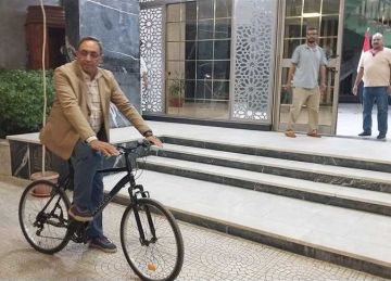  لترشيد استخدام السيارات .. محافظ قنا يعلق على عودته من العمل بـ العجلة ويدعو للتعميم