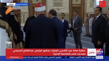 الرئيس السيسي يطمئن على أحد الأئمة الحضور بخطبة عيد الأضحى