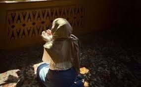 حكم الصلاة ببنطلون ضيق للنساء والرجال .. دار الإفتاء تحسم الجدل