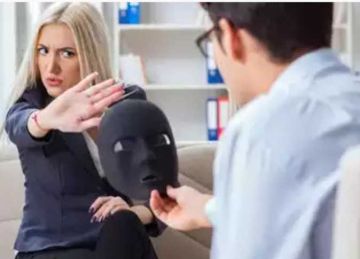 خطوات تحميك من التلاعب النفسي.. كيف تتعامل مع الشخصيات المتحكمة؟