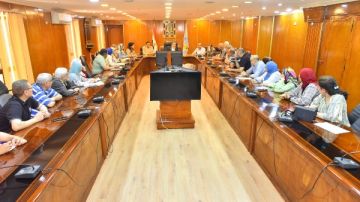 محافظ أسيوط يبحث مع ممثلي التكتلات الاقتصادية التحديات وآليات التوسع المستقبلي