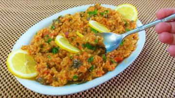 جددي سفرتك بفتة ورق العنب.. طريقتها سهلة جددي سفرتك بفتة ورق العنب.. طريقتها سهلة