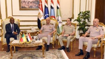 وزير الدفاع يلتقى وزير خارجية بنين لبحث التعاون في المجالات الدفاعية والأمنية وزير الدفاع يلتقى وزير خارجية بنين لبحث التعاون في المجالات الدفاعية والأمنية