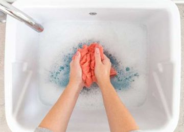 أضحية العيد.. 5 حلول ذكية لإزالة بقع الدم من الملابس (بمكونات متوفرة في كل منزل) أضحية العيد.. 5 حلول ذكية لإزالة بقع الدم من الملابس (بمكونات متوفرة في كل منزل)