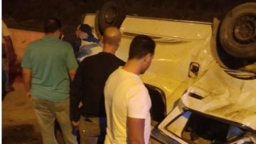 إصابة 11 شخصا في تصادم سيارتين بالبحيرة.. صور