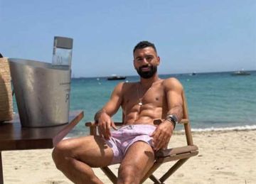  مو صلاح وأسرته والنني وصبري على شواطئ الغردقة في إجازة العيد