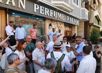 أثناء جولته بطريق السادات.. محافظ أسوان يستمع لمقترحات عدد من الأفواج السياحية