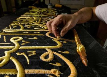 تحفة من الحرير والذهب واحتكرها المصريون 700 عام.. 14 معلومة عن كسوة الكعبة وسر تغييرها في يوم عرفة