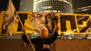 الرهائن ليسوا ورقة سياسية.. احتجاجات إسرائيلية عارمة ضد نتنياهو تطالب بوقف الحرب الرهائن ليسوا ورقة سياسية.. احتجاجات إسرائيلية عارمة ضد نتنياهو تطالب بوقف الحرب