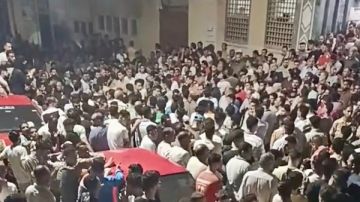 المئات يشيعون جثمان تاجر الذهب أحمد المسلماني من مسقط رأسه بالبحيرة صور