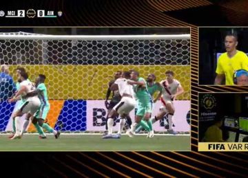 رامي ربيعة يتسبب في ركلة جزاء على العين أمام السيتي.. وانفعال ضد الحكم (فيديو)