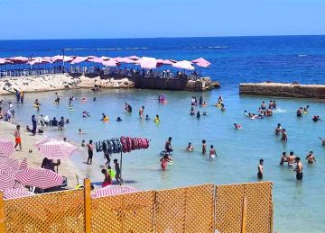 إقبال متوسط على شواطئ الإسكندرية أول أيام عيد الأضحى (صور)