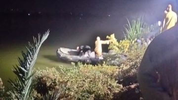 انتشال جثة رضيع والبحث عن والديه وشقيقيه في سقوط تروسيكل بنهر النيل بأسيوط انتشال جثة رضيع والبحث عن والديه وشقيقيه في سقوط تروسيكل بنهر النيل بأسيوط