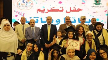 تكريم دفعة جديدة من طلاب المنيا الرسمية للغات بحضور المحافظ والقيادات التعليمية
