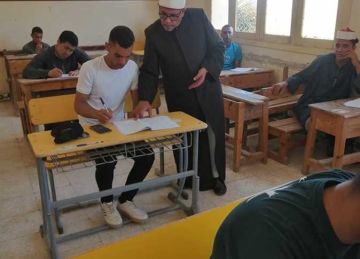 طلاب القسم العلمي بـ الثانوية الأزهرية في المنيا يؤدون امتحان الفيزياء