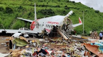 تحطم طائرة تابعة لشركة الخطوط الجوية الهندية على متنها 133 راكبا تحطم طائرة تابعة لشركة الخطوط الجوية الهندية على متنها 133 راكبا