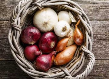 لضمان بقاءه لفترة أطول.. لا تحزني البصل بجانب هذا الخضار