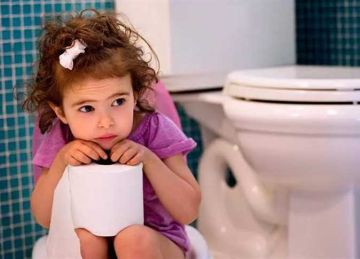 من حديثي الولادة لسن المدرسة.. أعراض وأسباب التهابات المسالك البولية عند الأطفال