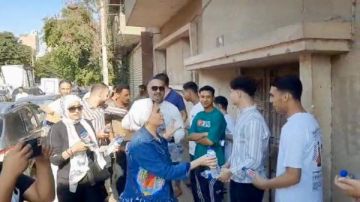 الشعب الجمهوري بالمنيا يوزع مياه وعصائر مثلجة على طلاب الثانوية العامة