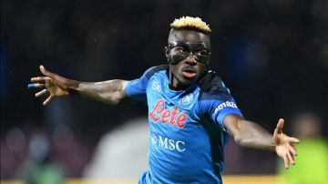 الهلال السعودي يجهز عرضا يتجاوز 35 مليون يورو سنويا للتعاقد مع أوسيمين الهلال السعودي يجهز عرضا يتجاوز 35 مليون يورو سنويا للتعاقد مع أوسيمين