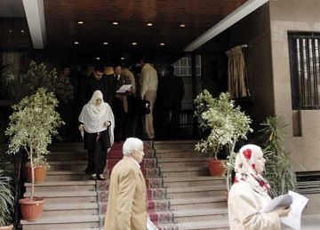 سيدة أمام محكمة الأسرة: جوزى كل ماي خرج من دورة المياه بيضحك بطريقة هيستيرية (تفاصيل)