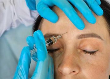 شلل واضطراب في الكلام.. مسؤولو الصحة يحذرون من مضاعفات البوتوكس