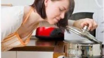 نشرة المرأة والمنوعات أضرار غير متوقعة لتناول شوكولاتة دبي.. شم الطعام قبل تناوله قد يكون سرك لخسارة الوزن