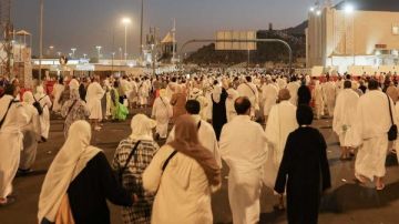 الحجاج يتوافدون إلى منى لإتمام المناسك بعد الوقوف بعرفة الحجاج يتوافدون إلى منى لإتمام المناسك بعد الوقوف بعرفة