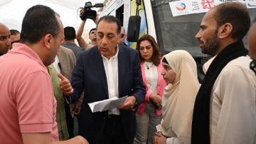 فيديو لفتة إنسانية من رئيس الوزراء: علاج بنتنا يكفيني في زيارة اليوم 