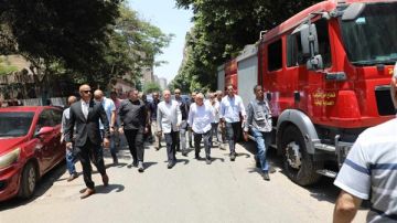 محافظ القاهرة يشرف على عمليات إنقاذ سكان العقارين المنهارين بحدائق القبة