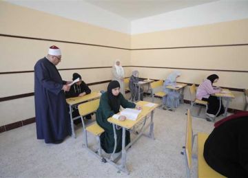  رئيس قطاع المعاهد الأزهرية يتفقد لجنة امتحانات الثانوية لطلاب فلسطين ويحثهم على الاجتهاد (صور)