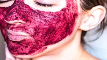 فوائد الكركديه لجمالك.. سر طبيعي يعزز الكولاجين وينعم الشعر