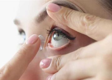 ماذا تفعل إذا علقت العدسة اللاصقة في عينك؟.. اتبع هذه الخطوات