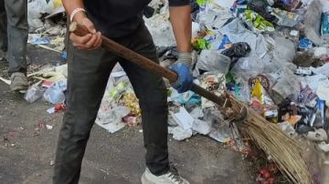 مناخ بورسعيد يسابق الزمن لرفع تراكمات القمامة صور