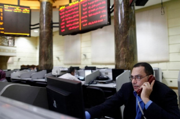 خسائر عنيفة تضرب بورصة مصر والجنيه ينزف مقابل الدولار
