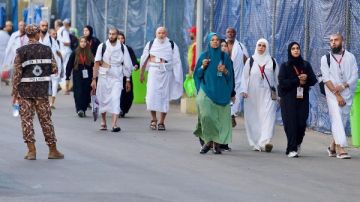 وسط إجراءات أمنية مشددة.. حجاج بيت الله يتوافدون إلى مشعر مني وسط إجراءات أمنية مشددة.. حجاج بيت الله يتوافدون إلى مشعر مني