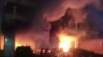 8 سيارات إطفاء للسيطرة على حريق معرض تجاري بطريق سمنود المنصورة 8 سيارات إطفاء للسيطرة على حريق معرض تجاري بطريق سمنود المنصورة