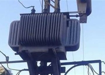 السيطرة على حريق شب في محول كهرباء بقرية في كفر شكر