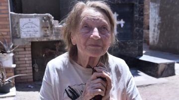 جينا إبنة نجيب الريحاني تزور قبر والدها في ذكرى رحيله