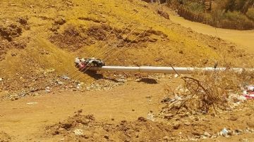 كارثة تهدد أهالي الحوامض بالوادي الجديد.. أعمدة كهرباء ساقطة وسط المنازل.. صور