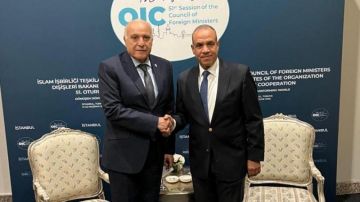 وزير الخارجية يعقد مباحثات مع نظيره الجزائري