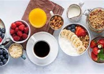 3 أطعمة يجب الحذر من تناولها مباشرة بعد الاستيقاظ.. تعرف عليها