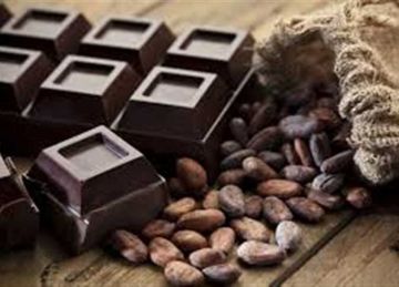 5 أسباب تدفعك لتناول قطعة من الشوكولاتة الداكنة يوميا
