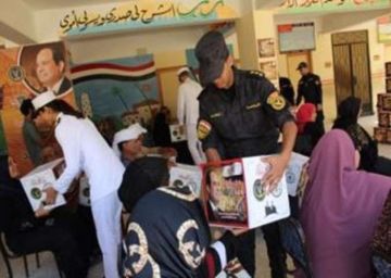 الداخلية توزع عبوات غذائية بالمجان على الفئات الأولى بالرعاية بالمناطق الحضارية الجديدة