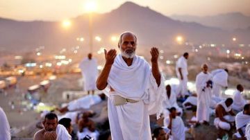ثلاثة أدعية لا تفرط فيها يوم عرفة ..تمسك بها ورددها حتى المغرب ثلاثة أدعية لا تفرط فيها يوم عرفة ..تمسك بها ورددها حتى المغرب