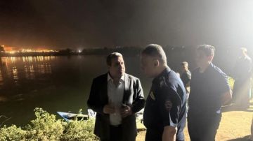 مدير أمن أسيوط يتابع البحث عن 4 أشخاص سقط بهم تروسيكل بنهر النيل مدير أمن أسيوط يتابع البحث عن 4 أشخاص سقط بهم تروسيكل بنهر النيل