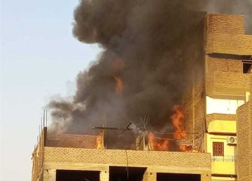 3 سيارات إطفاء للسيطرة على حريق محل ملابس بالأقصر